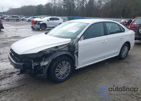 2015 Volkswagen Passat 1.8T S z USA, uszkodzony, nr VIN 1VWAS7A33FC076820